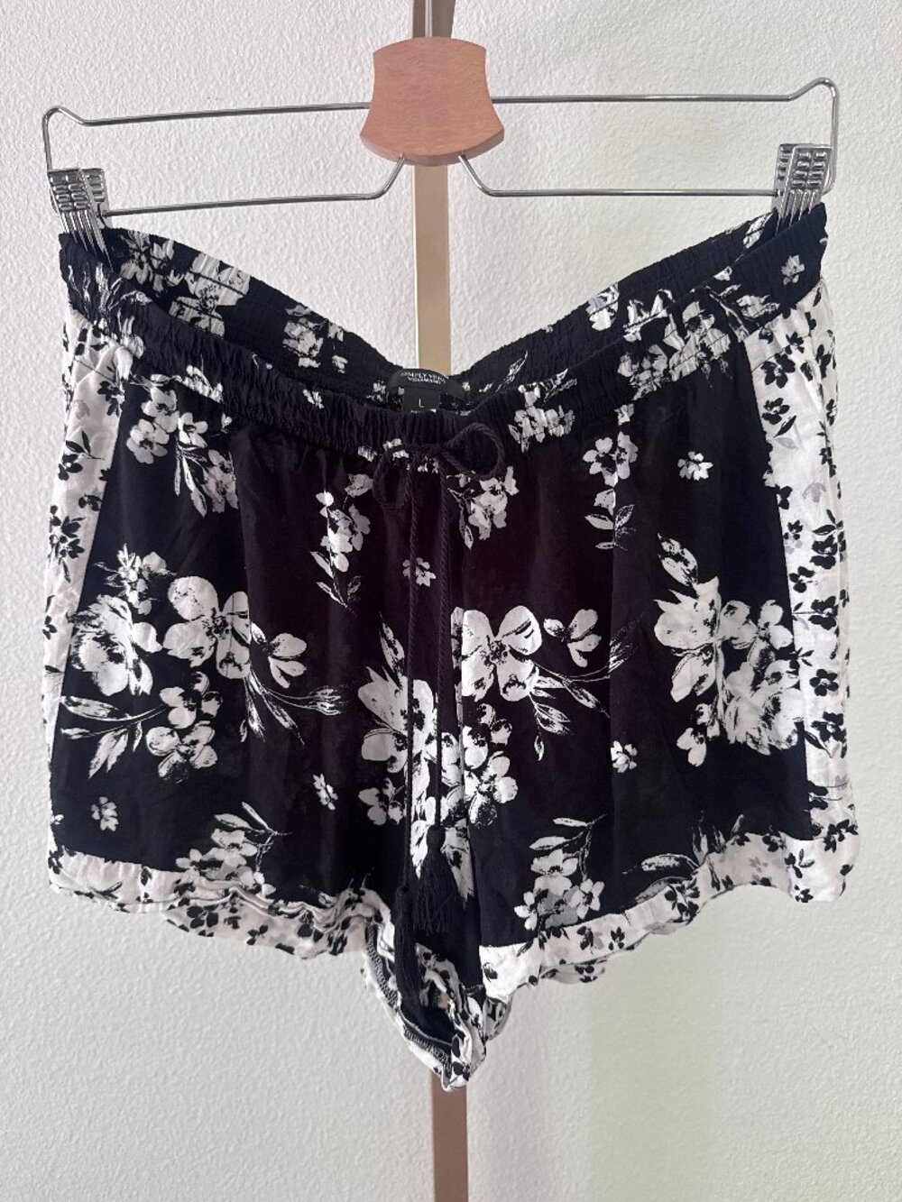 Simply Vera Vera Wang Black Floral Shorts Drawstring Elastic Waist Size Large